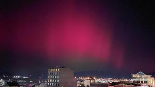 Argentina: inusual fenómeno tiñe el cielo de color fucsia por las Auroras Australes