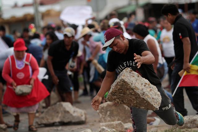 En Santa Cruz se produjo un enfrentamiento entre simpatizantes y opositores de Evo Morales. Foto: Reuters