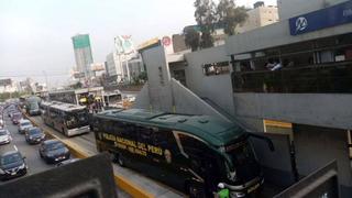 Metropolitano: bus de la PNP invade vía exclusiva y provoca gran congestión a la altura de estación Javier Prado