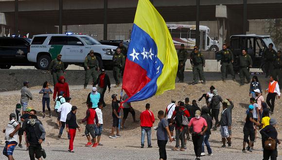 Migrantes venezolanos se manifiestan mientras otros huyen de los agentes de la Patrulla Fronteriza de Estados Unidos en el sector de El Paso, el 31 de octubre de 2022. (Foto de Herika MARTINEZ / AFP).