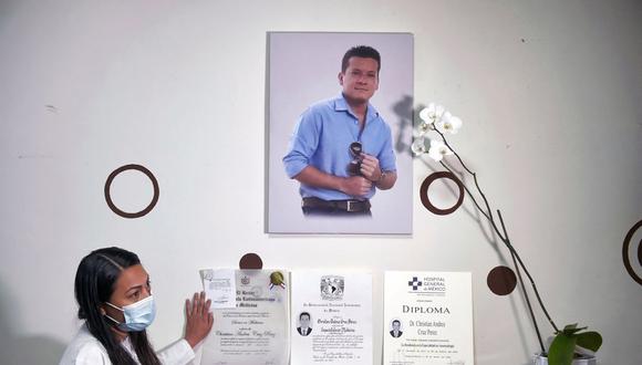 La doctora mexicana Yesenia Leyva, viuda del médico colombiano Christian Andrés Cruz, habla durante una entrevista con AFP en la Ciudad de México, el 25 de febrero de 2021. (Foto de ALFREDO ESTRELLA / AFP).