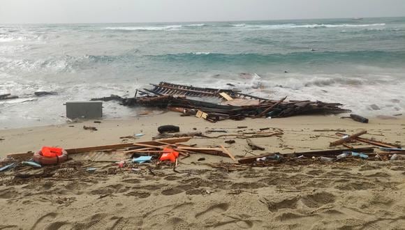 Escombros arrastrados a tierra en una playa cerca de Cutro, provincia de Crotone, sur de Italia, el 26 de febrero de 2023. (Foto de GIUSEPPE PIPITA / EFE)