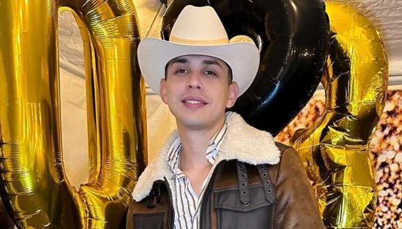 El cantante regional mexicano falleció cuando se dirigía al cumpleaños de su hermano.
