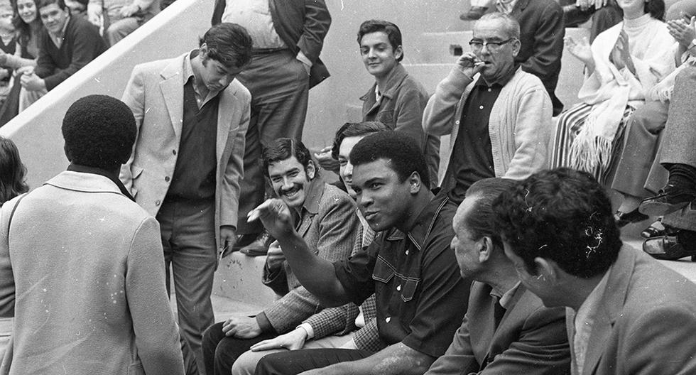 El 19 de setiembre de 1971, Muhammad Ali llegó sorpresivamente al coliseo de gallos de Pachacamac. Allí, uno de los aficionados le propuso apostar 2 mil soles en la pelea de gallos. El pugilista estadounidense rechazó la oferta. (Foto: GEC Archivo Histórico)