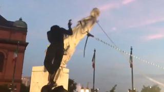 Derriban estatua de Cristóbal Colón y queman banderas de Estados Unidos en noche de protestas | VIDEO