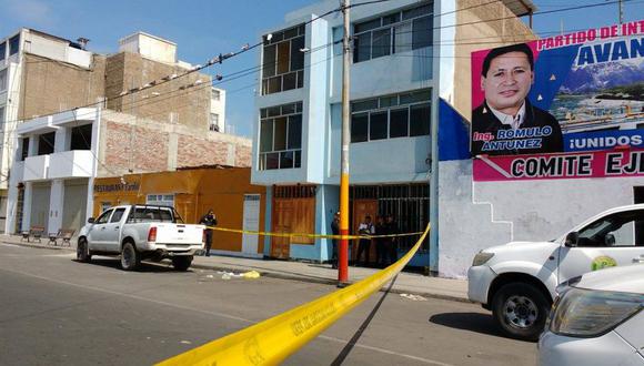 Un joven fue asesinado hoy en el tercer piso de su vivienda, en Chimbote. El sospechoso del crimen ha sido detenido para las investigaciones del caso. (Foto: Laura Urbina)
