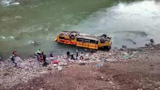 50 pasajeros se salvan de morir tras caída de bus a río Mantaro