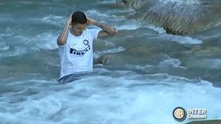 El Inter de Milán dejó las canchas para entrenar en un río