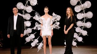 Iris Van Herpen une laalta costura con tecnología para crear un desfile mágico | FOTOS