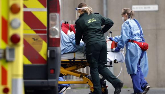 Un paciente es llevado en ambulancia en el Royal Free Hospital de Londres el 11 de enero de 2021, en medio de la pandemia de coronavirus. (Foto de Tolga Akmen / AFP).