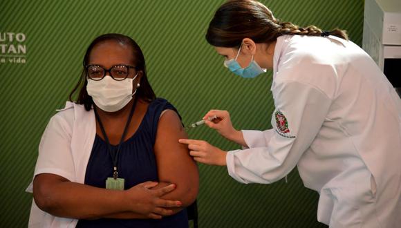 La enfermera Monica Calazans vacuna contra el coronavirus COVID-19 en el hospital de Clínicas en Sao Paulo, Brasil, el 17 de enero de 2021. (NELSON ALMEIDA / AFP).
