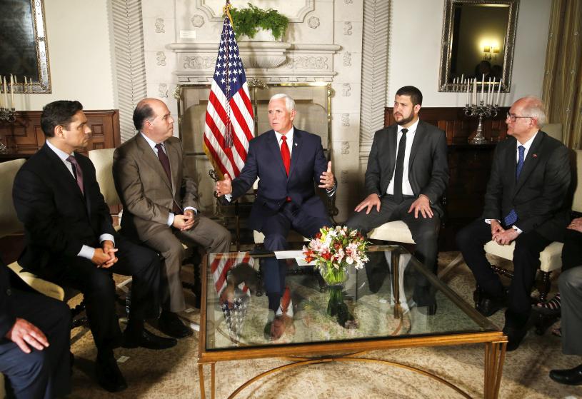 Mike Pence se reunió con Vecchio, Borges, Smolansky y Ledezma en la residencia el embajador de Estados Unidos en Lima. (Foto: AP/Karel Navarro)