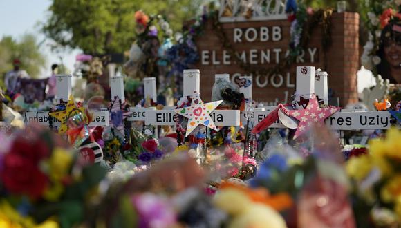 Cruces, flores y otros recuerdos forman un monumento improvisado para las víctimas de los tiroteos en la escuela primaria Robb en Uvalde, Texas.