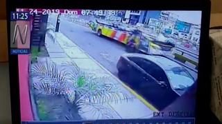 Av. Brasil: video muestra a bus avanzando varios metros tras quedarse sin techo