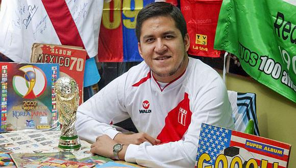 El peruano que colecciona álbumes de fútbol de todo el mundo