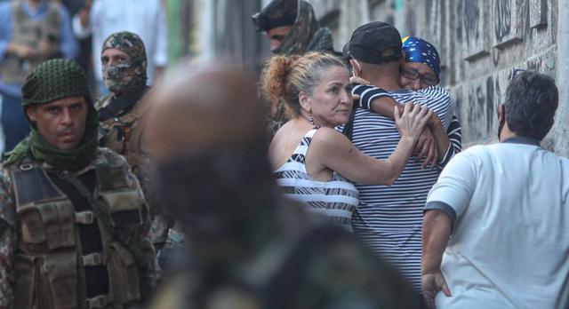 Una mujer reacciona luego de ser tomada como rehén dentro de una casa cerca del complejo de tugurios de Sao Carlos luego de fuertes enfrentamientos entre bandas de narcotraficantes en Río de Janeiro. (Foto: REUTERS / Ricardo Moraes).