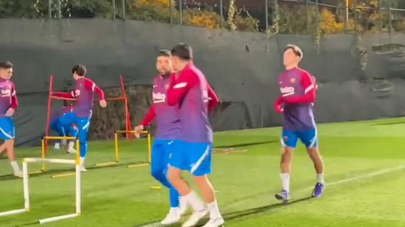 Il primo allenamento di Dani Alves.  (Video: FC Barcellona)