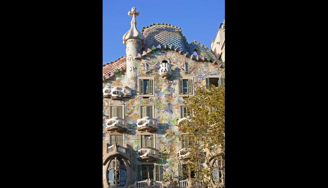 2. Casa Batlló: El ahora museo se ubica en el número 43 del Paseo de Gracia. La entrada puedes conseguirla desde US$33. Hasta el 4 de noviembre habrá visitas nocturnas y música en vivo. Foto: Istock.