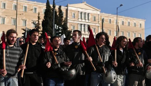 Atenas: Manifestantes y policía se enfrentan cerca al Congreso