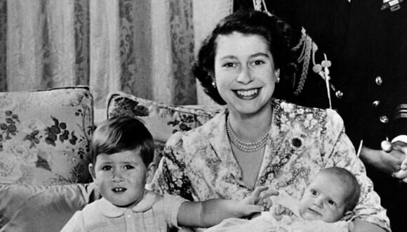 La reina Isabel II del Reino Unido con el príncipe Carlos de Gales y la princesa Ana en 1950. (Foto: AFP)