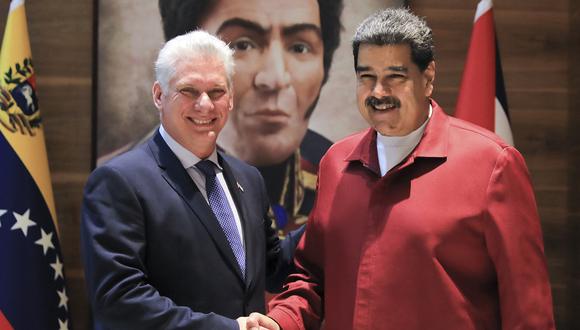 El presidente cubano Miguel Díaz-Canel (I) y el presidente venezolano Nicolás Maduro (D) en el Aeropuerto Internacional de Maiquetía en Maiquetía, Venezuela, el 25 de enero de 2023. (Foto de JHONN ZERPA / Oficina de prensa de Miraflores / AFP)