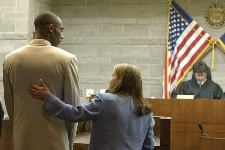 Kobe Bryant enfrentando su cargo por agresión sexual en uno de los juzgados de los Estados Unidos. (Foto: EFE)