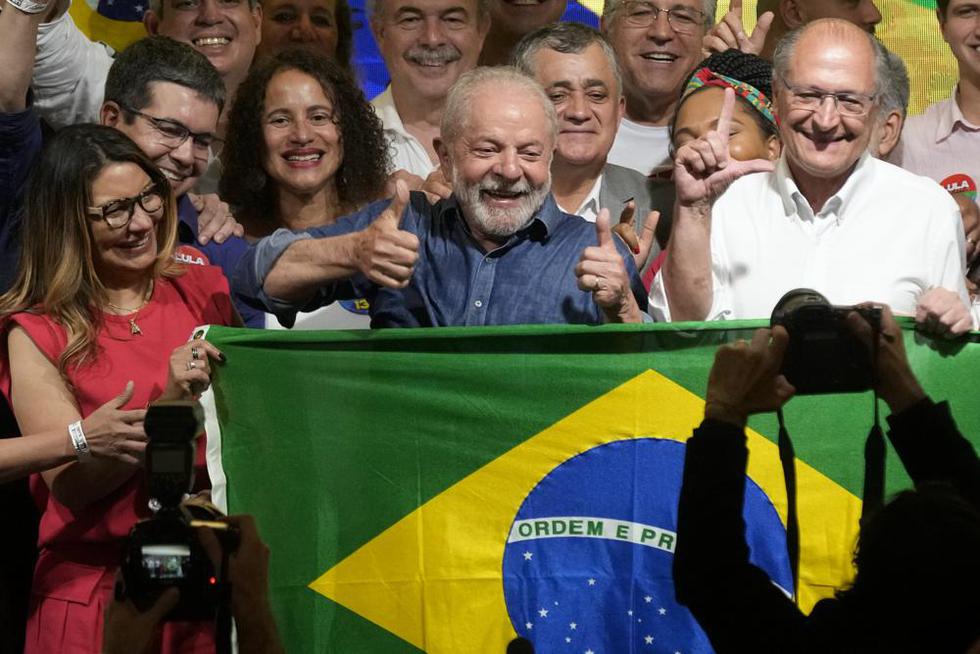 Luiz Inácio Lula da Silva celebra con su esposa Rosangela Silva, a la izquierda, y su compañero de fórmula Geraldo Alckmin, a la derecha, después de ganar las elecciones en Brasil. (Foto AP/Andre Penner).