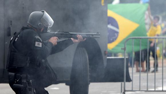 Las fuerzas de seguridad se enfrentan a los partidarios del expresidente de Breasil Jair Bolsonaro que invadieron el Palacio Presidencial del Planalto en Brasilia el 8 de enero de 2023. (TON MOLINA / AFP).