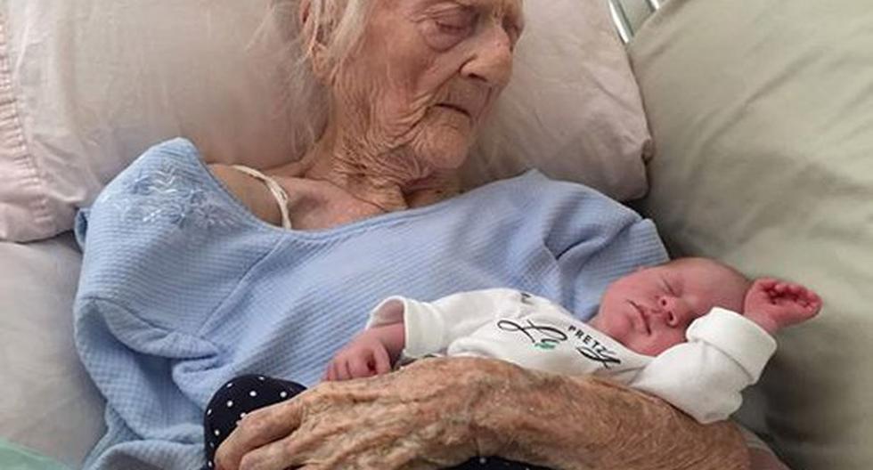 Esta abuela conoce por primera vez a su tataranieto e imagen es viral en la red. (Foto: Facebook)