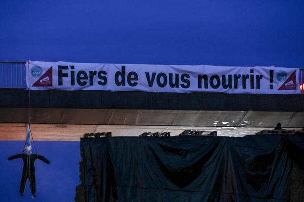 Una pancarta que dice "Orgulloso de alimentarte" cuelga de un puente en un punto de bloqueo en la autopista A4 en Jossigny, cerca de París, Francia, el 29 de enero de 2024. (Foto de EFE/EPA/MOHAMMED BADRA)