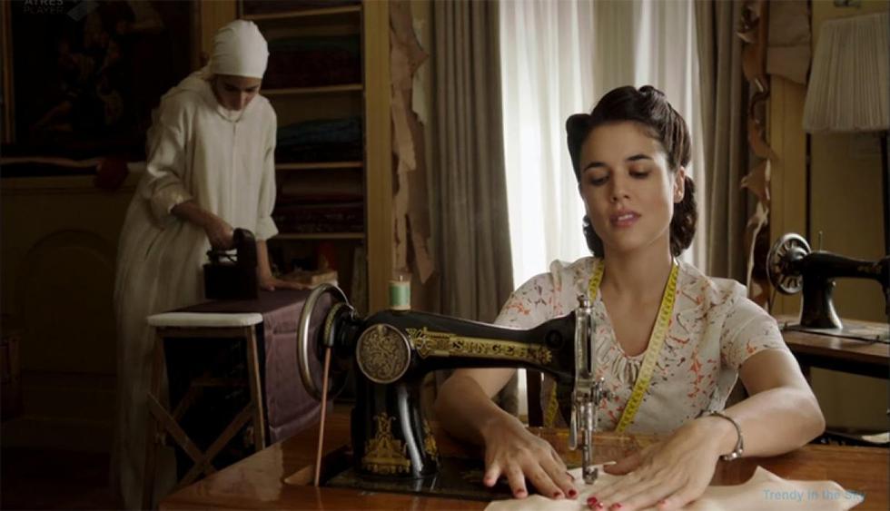 El tiempo entre costuras (2013).  Esta miniserie española ha tenido mucha acogida. La historia se centra en una joven  modista que deja Madrid por amor y se instala en Marruecos donde debe comenzar una nueva vida.