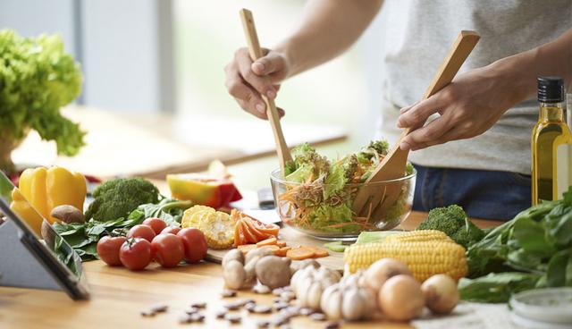 Manejar una buena dieta baja en sal y condimentos.