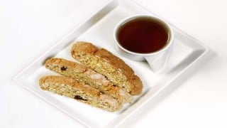 Biscotti de almendras y granola con té verde