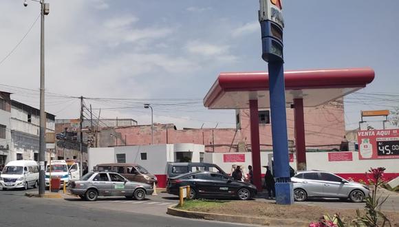 Conductores aún forman colas en los grifos de Arequipa para abastecer sus vehículos con el GLP| Foto: Graciela Fernández