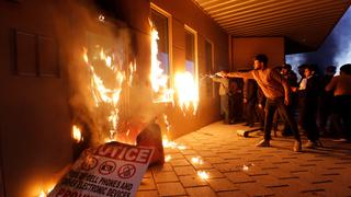 Irak: manifestantes y milicianos incendian una oficina de la embajada de EE.UU. en Bagdad | FOTOS