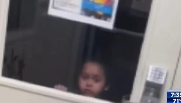 Madre va a recoger de la guardería a su hija de 2 años y la encuentra sola y encerrada bajo llave en Florida. (Captura de video).