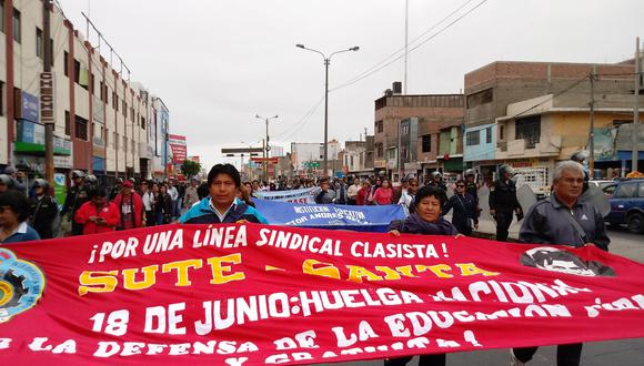 Profesores se movilizaron por las calles de Chimbote. (Foto: Laura Urbina)