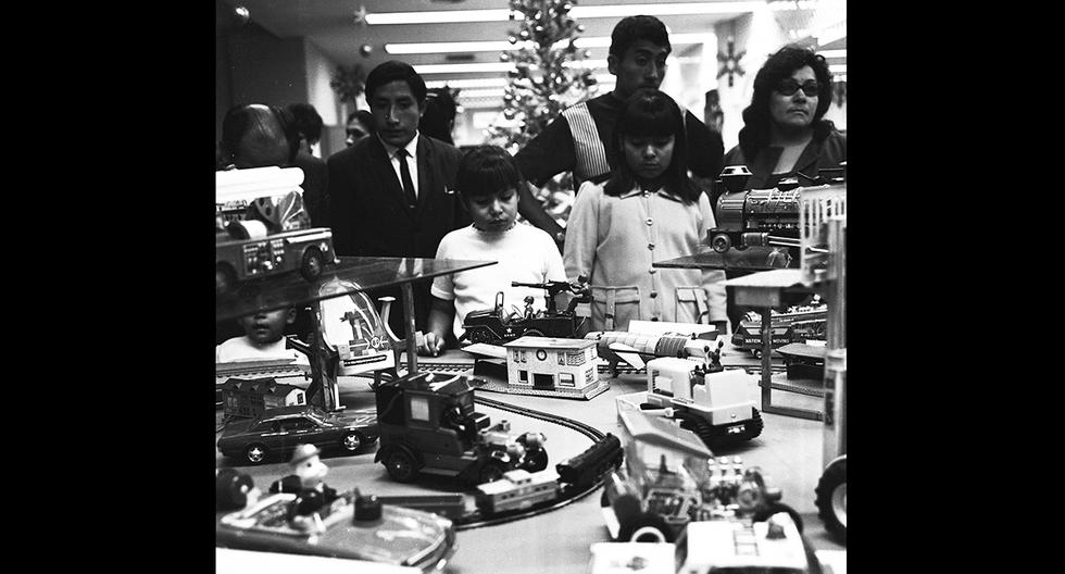 Lima, 20 de diciembre de 1969. Adultos y niños compran juguetes por fiestas de fin de año y en campaña de El Comercio en la última Navidad de los años 60. (Foto: GEC Archivo Histórico)