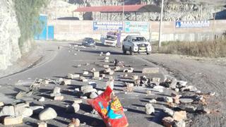 Ayacucho: maestros en huelga bloquean con piedras vías de acceso a la región