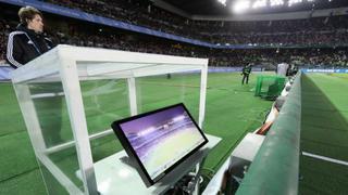 FIFA selecciona 13 árbitros VAR y explicará decisiones en pantallas gigantes