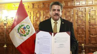 María del Carmen Alva condecora a Manuel Merino con la Medalla de Honor del Congreso