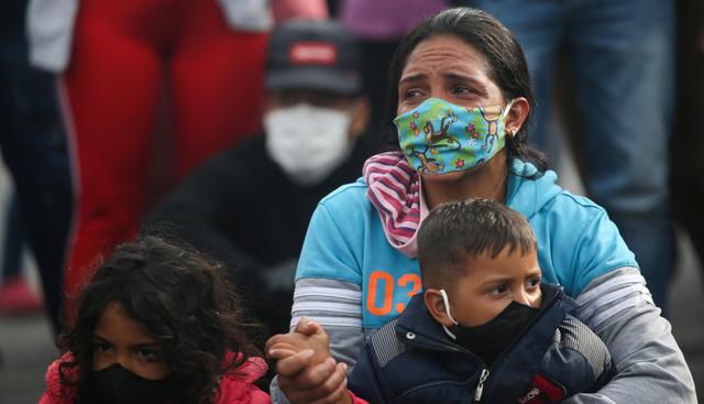 En medio de la pandemia del coronavirus, una gran multitud de migrantes de Venezuela bloqueó este miércoles el tráfico vehicular en una autopista del norte de Bogotá. (REUTERS/Luisa González)