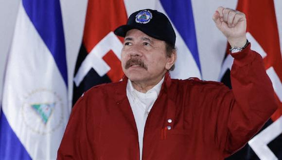 El presidente de Nicaragua, Daniel Ortega, saludando a sus seguidores durante un acto para conmemorar el 44.º aniversario de la Revolución Nicaragüense en Managua, el 19 de julio de 2023. (Foto de Cesar PEREZ / Presidencia de Nicaragua / AFP)