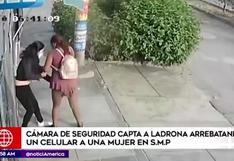 San Martín de Porres: cámara de seguridad registró a ladrona arrebatando un celular a una joven