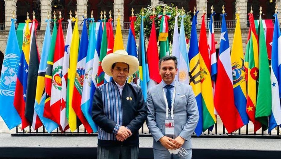 Auner Vásquez junto a Pedro Castillo durante la VI Cumbre de jefas y jefes de Estado y de Gobierno de la CELAC, realizada en México en setiembre del 2021.