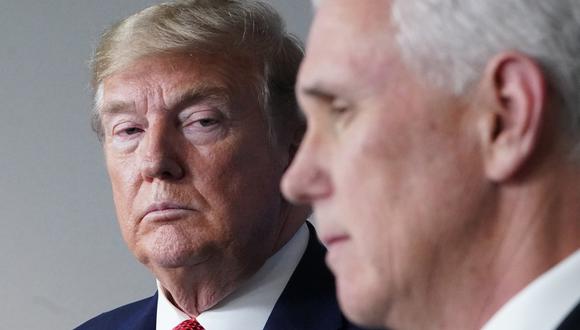 El presidente de los Estados Unidos, Donald Trump, observa al vicepresidente Mike Pence durante una sesión informativa en la Casa Blanca. (MANDEL NGAN / AFP).