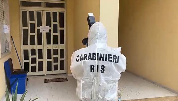 Un oficial de Carabinieri toma imágenes de la casa del jefe de la mafia más buscado de Italia, Matteo Messina Denaro, en Palermo, Sicilia, después de su captura. (AFP).