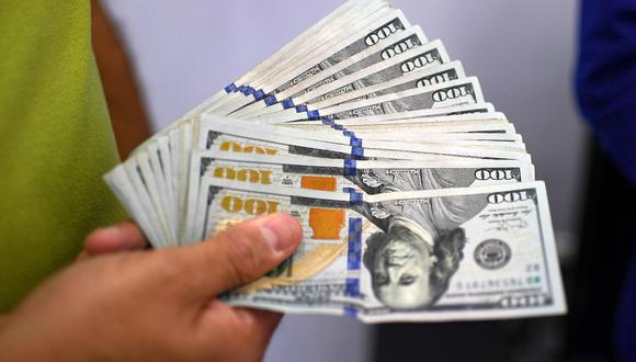 El dólar se debilitaba frente al bolívar venezolano este lunes, según datos de DolarToday. (Foto: AFP)