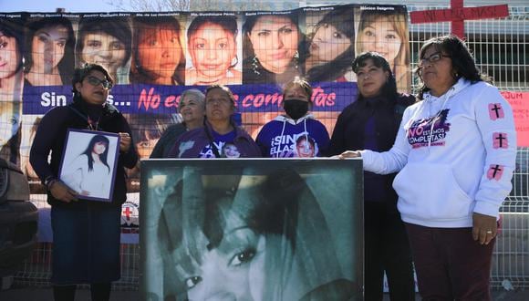 Un grupo de mujeres de diferentes colectivos protestan con motivo de los 13 años de desaparición de Idaly Juache ayer, en la Fiscalía en la fronteriza Ciudad Juárez, Chihuahua (México).
