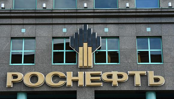 El logotipo del productor de petróleo ruso Rosneft se muestra en su sede en Moscú el 18 de abril de 2021. (Kirill KUDRYAVTSEV / AFP).